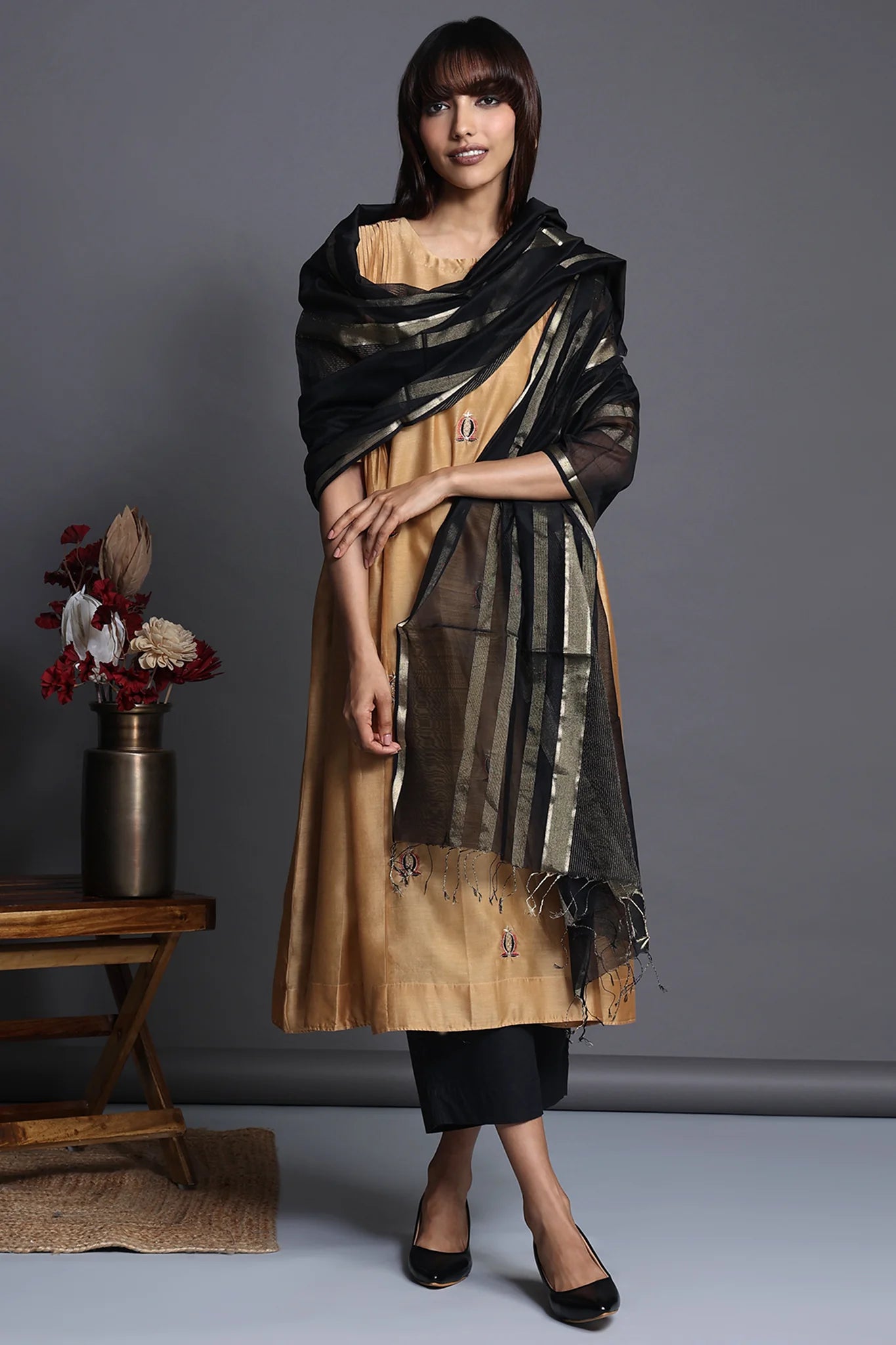 Handwoven Maheswari Dupatta - Black & Gold